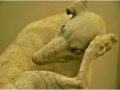 Marmeren beeldhouwwerk hond